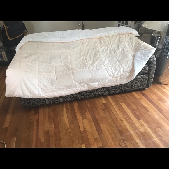 Comforter - Picture 2 of 3